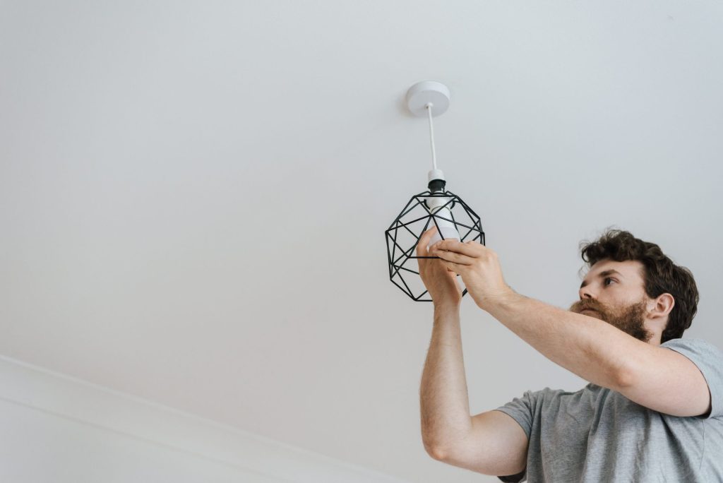 Fitting a pendant light to a ceiling rose